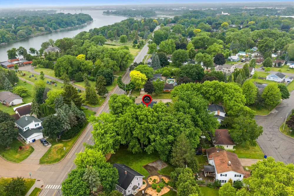 1618 S Riverdale Dr, Appleton, WI 54914