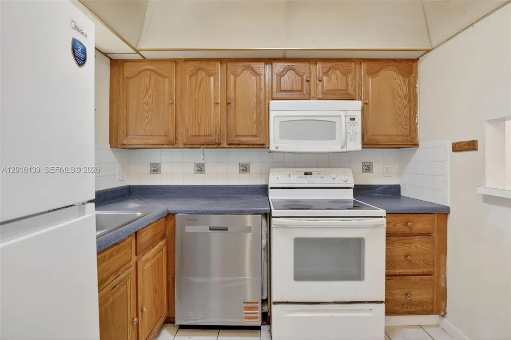 3048 Sunrise Lakes Dr E, Sunrise, FL 33322