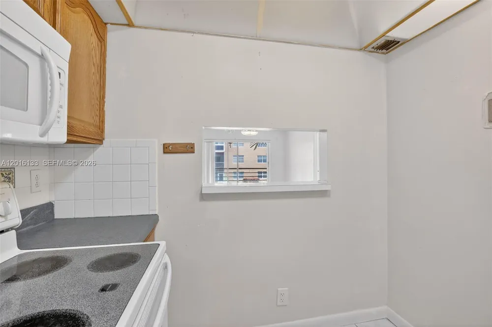 3048 Sunrise Lakes Dr E, Sunrise, FL 33322
