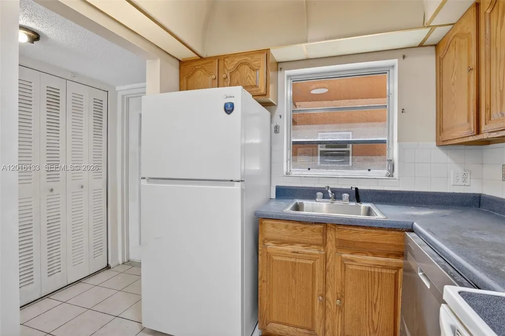 3048 Sunrise Lakes Dr E, Sunrise, FL 33322