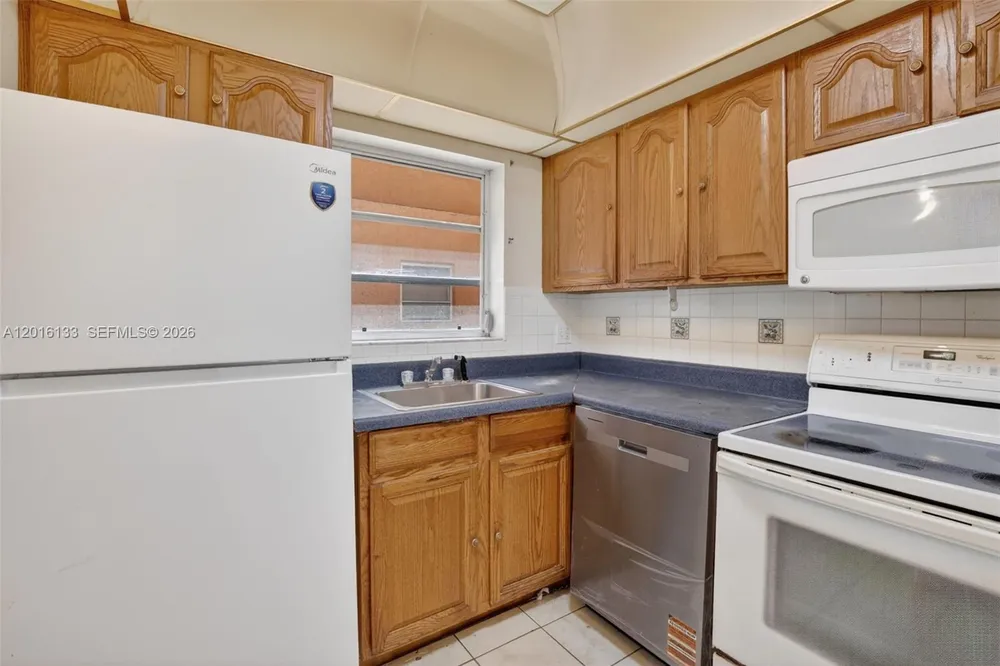 3048 Sunrise Lakes Dr E, Sunrise, FL 33322