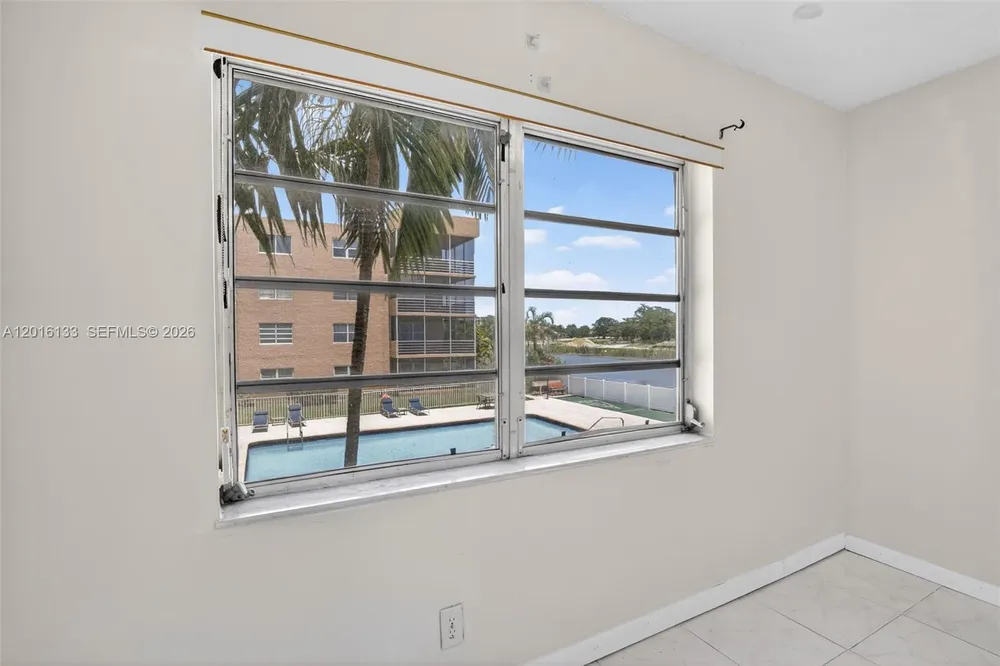 3048 Sunrise Lakes Dr E, Sunrise, FL 33322