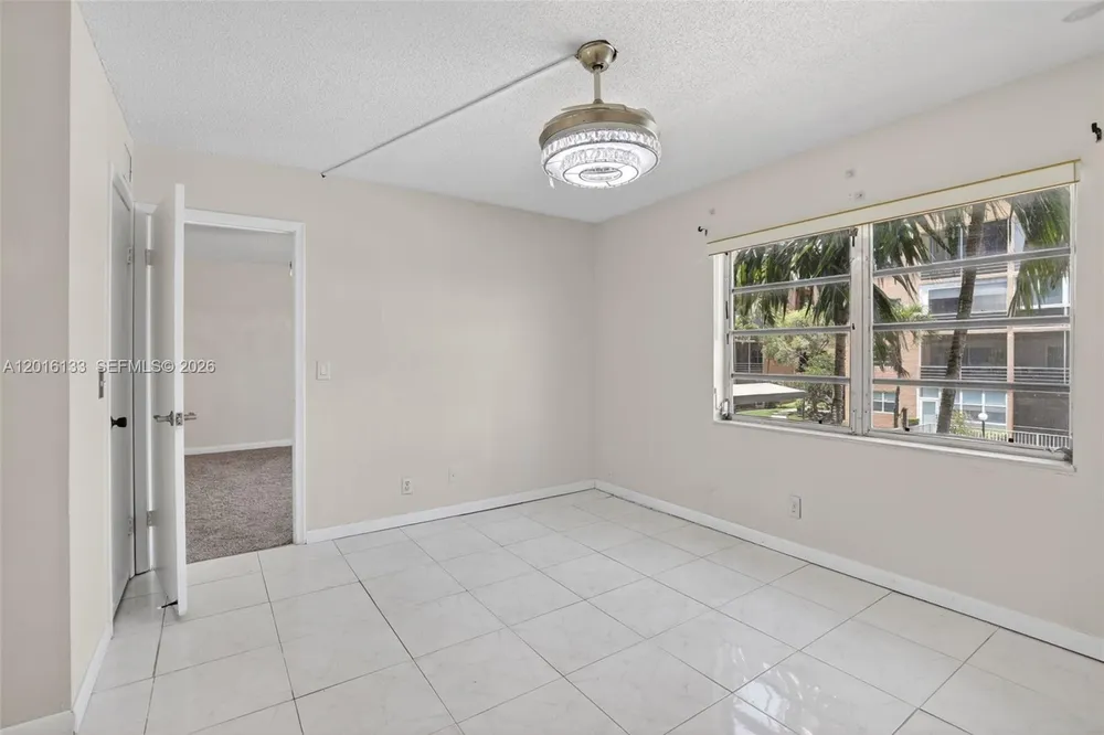 3048 Sunrise Lakes Dr E, Sunrise, FL 33322