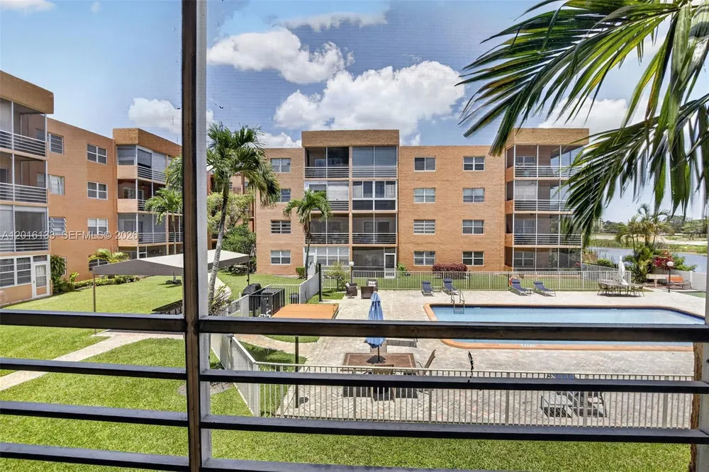 3048 Sunrise Lakes Dr E, Sunrise, FL 33322