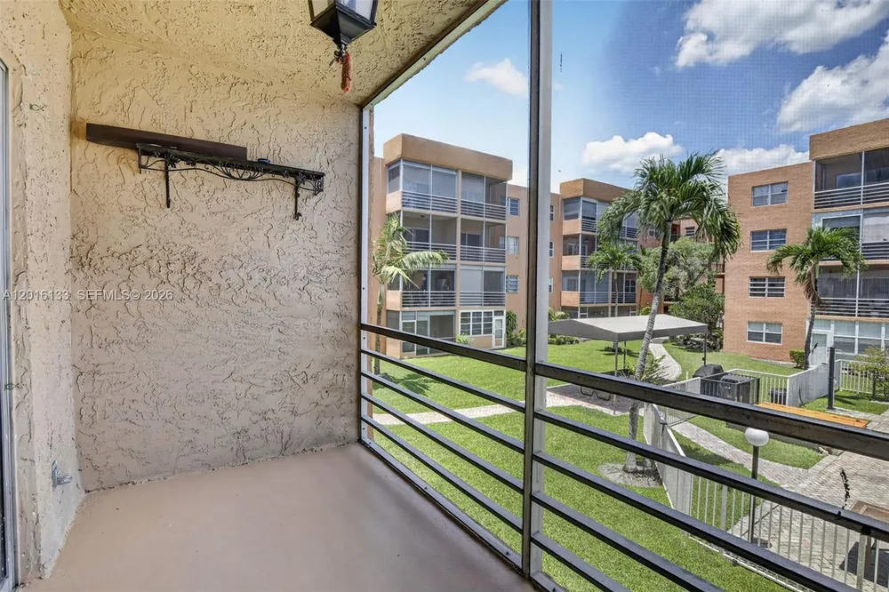 3048 Sunrise Lakes Dr E, Sunrise, FL 33322