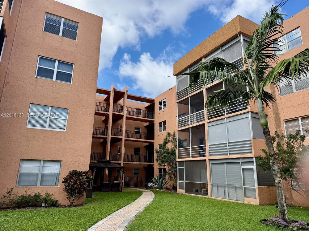 3048 Sunrise Lakes Dr E, Sunrise, FL 33322