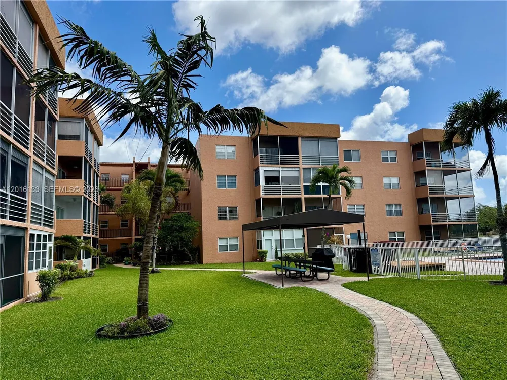3048 Sunrise Lakes Dr E, Sunrise, FL 33322