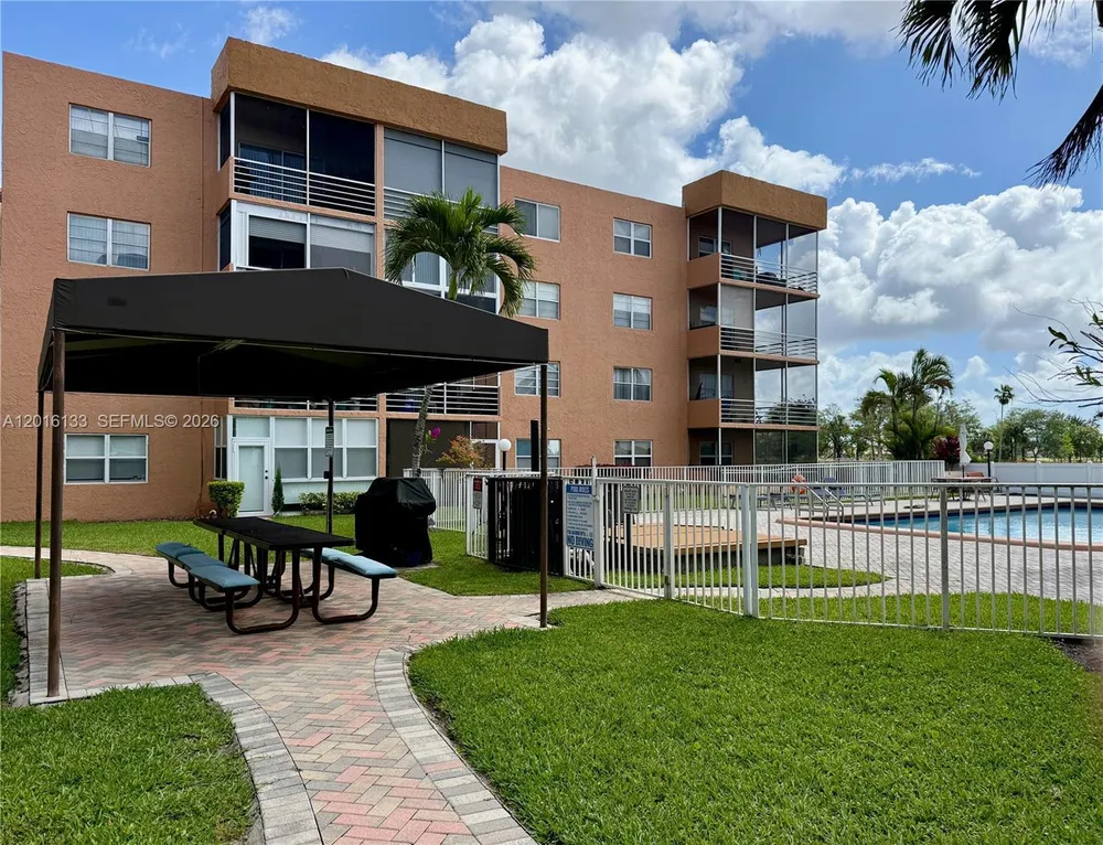 3048 Sunrise Lakes Dr E, Sunrise, FL 33322