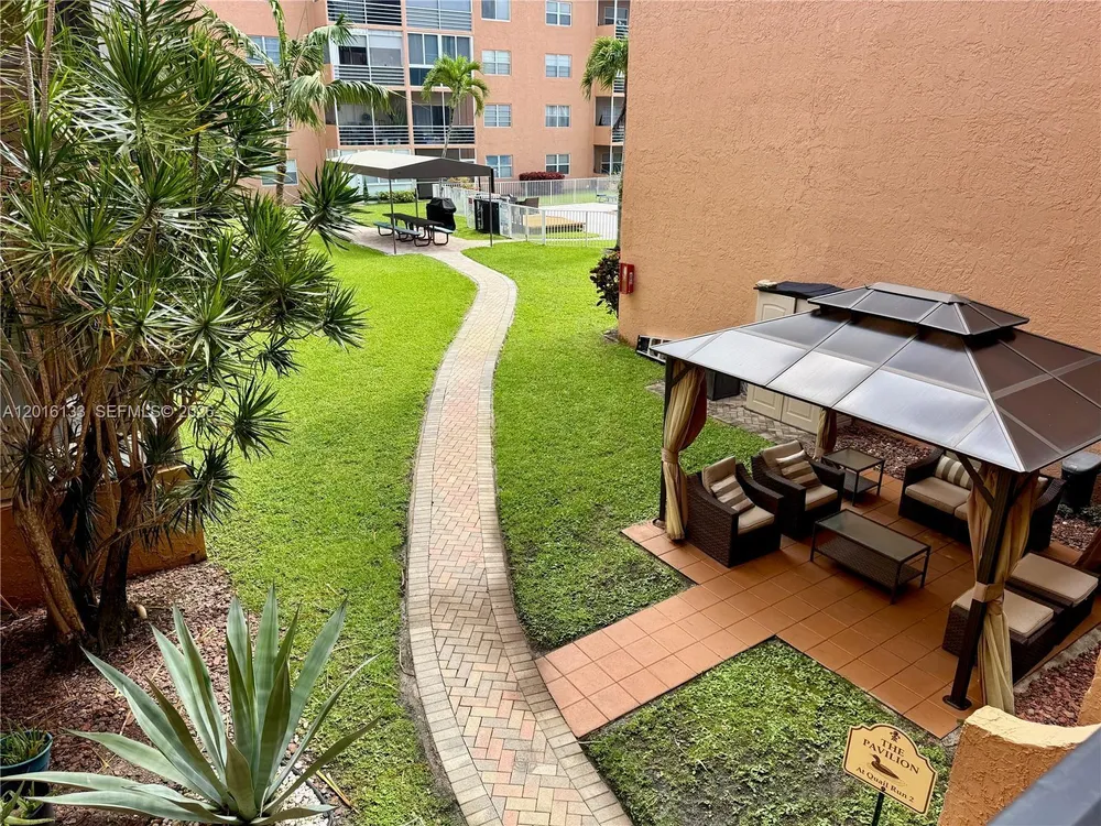 3048 Sunrise Lakes Dr E, Sunrise, FL 33322