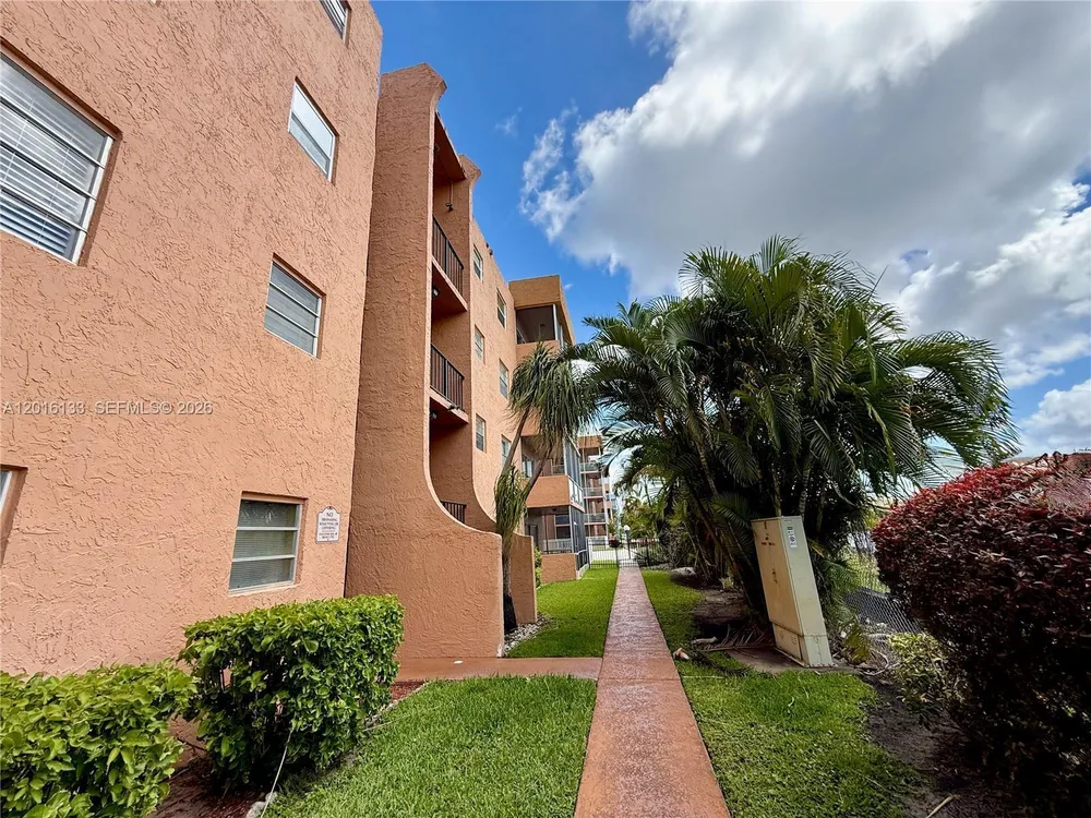 3048 Sunrise Lakes Dr E, Sunrise, FL 33322