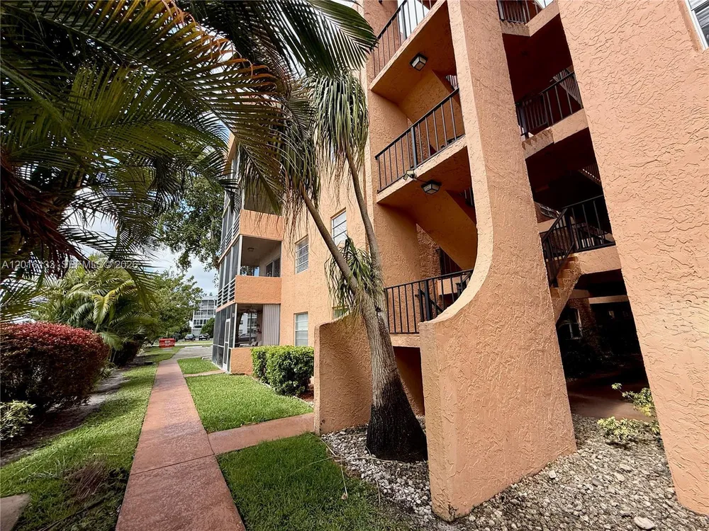 3048 Sunrise Lakes Dr E, Sunrise, FL 33322