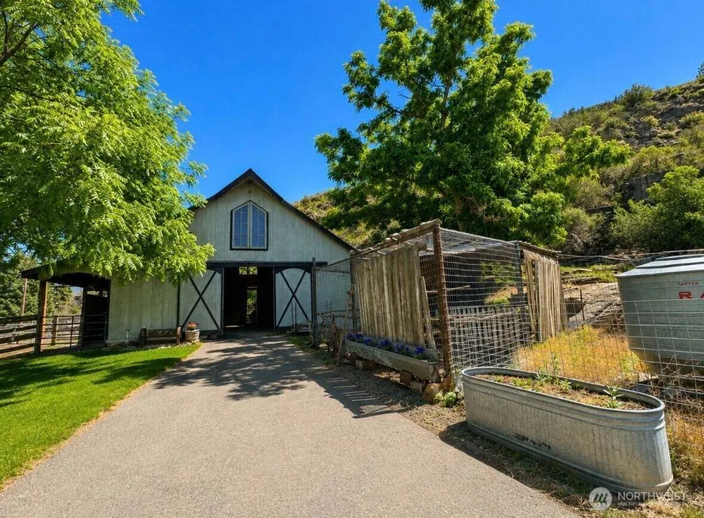 16 Big Rock Rd, Oroville, WA 98844