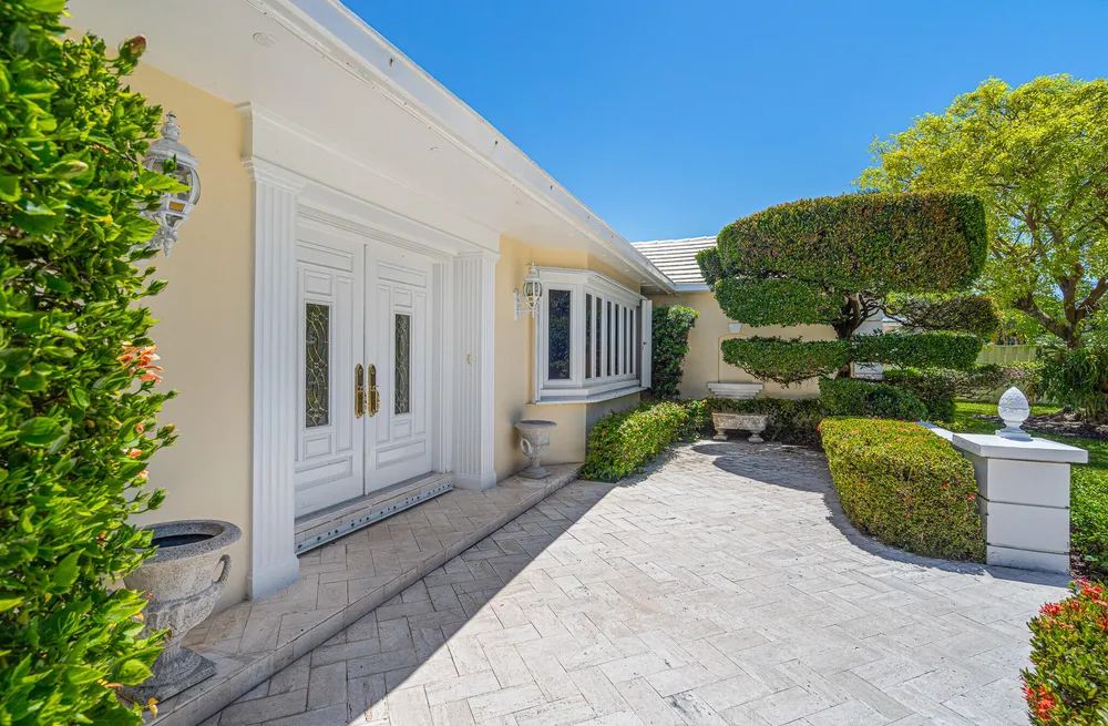 57 Cayuga Rd, Sea Ranch Lakes, FL 33308
