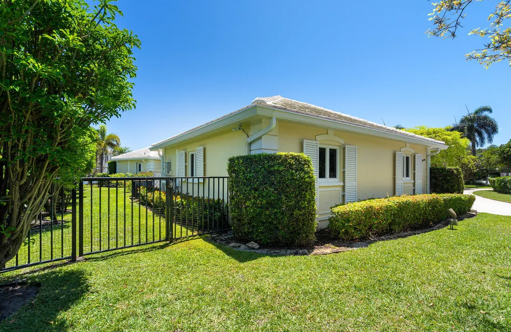 57 Cayuga Rd, Sea Ranch Lakes, FL 33308