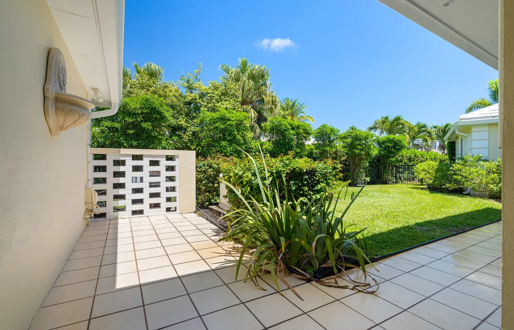 57 Cayuga Rd, Sea Ranch Lakes, FL 33308