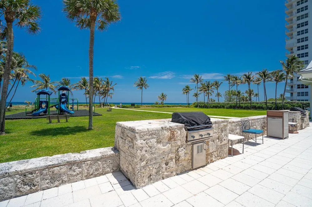 57 Cayuga Rd, Sea Ranch Lakes, FL 33308