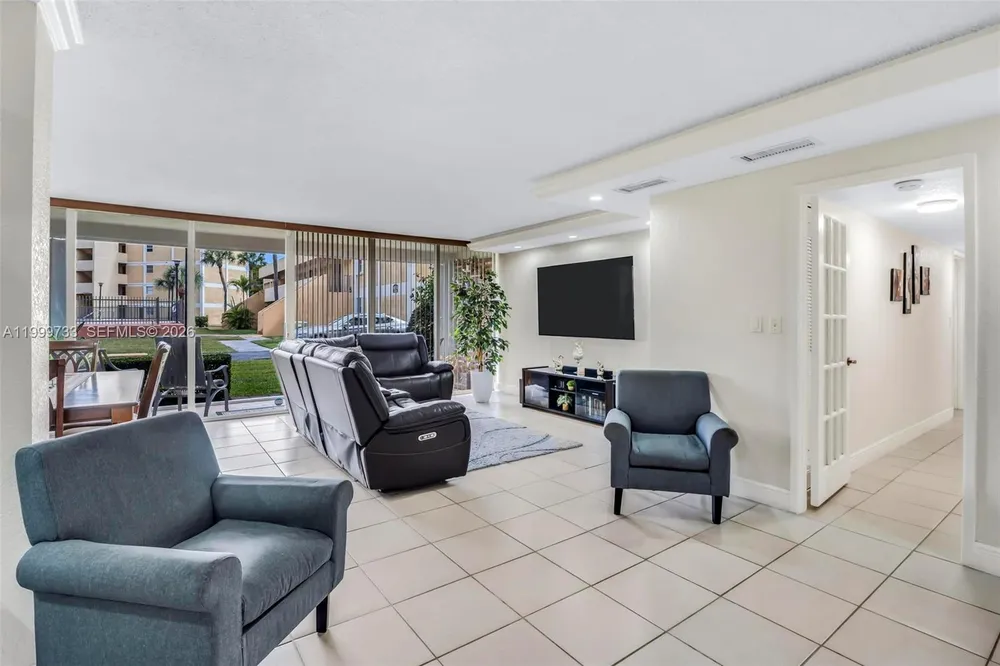 9210 Fontainebleau Blvd, Miami, FL 33172