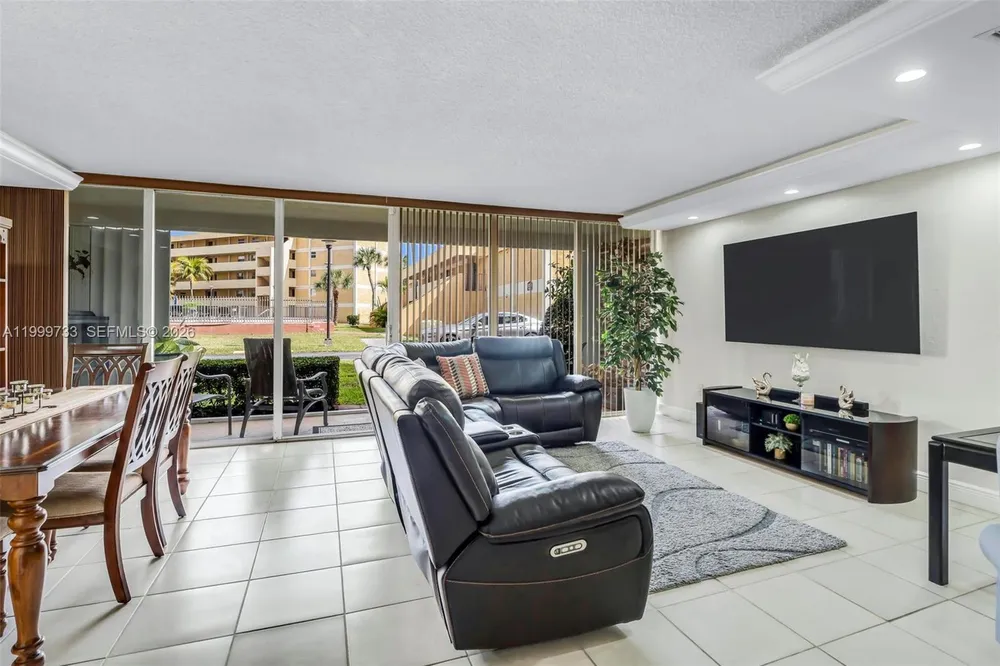 9210 Fontainebleau Blvd, Miami, FL 33172