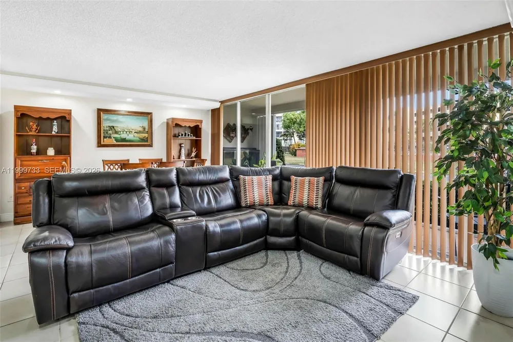 9210 Fontainebleau Blvd, Miami, FL 33172