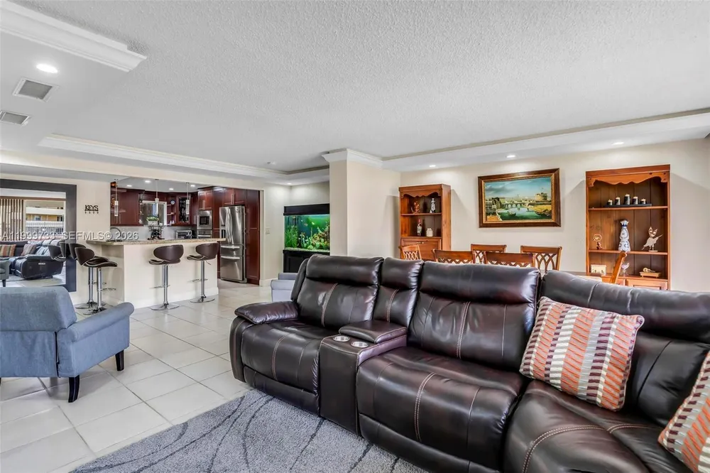 9210 Fontainebleau Blvd, Miami, FL 33172