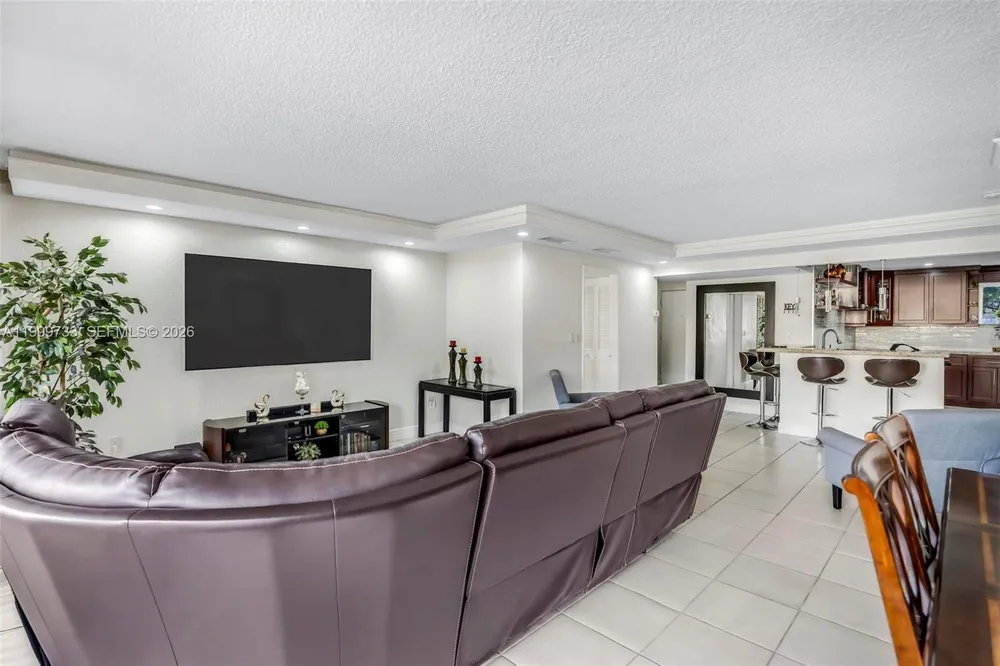 9210 Fontainebleau Blvd, Miami, FL 33172