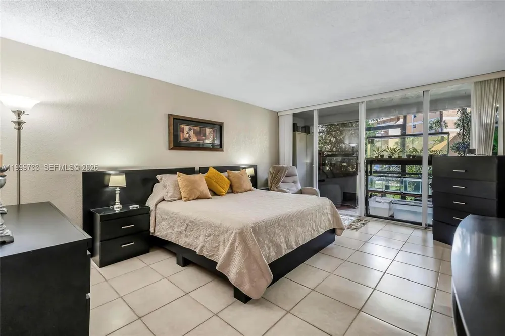 9210 Fontainebleau Blvd, Miami, FL 33172