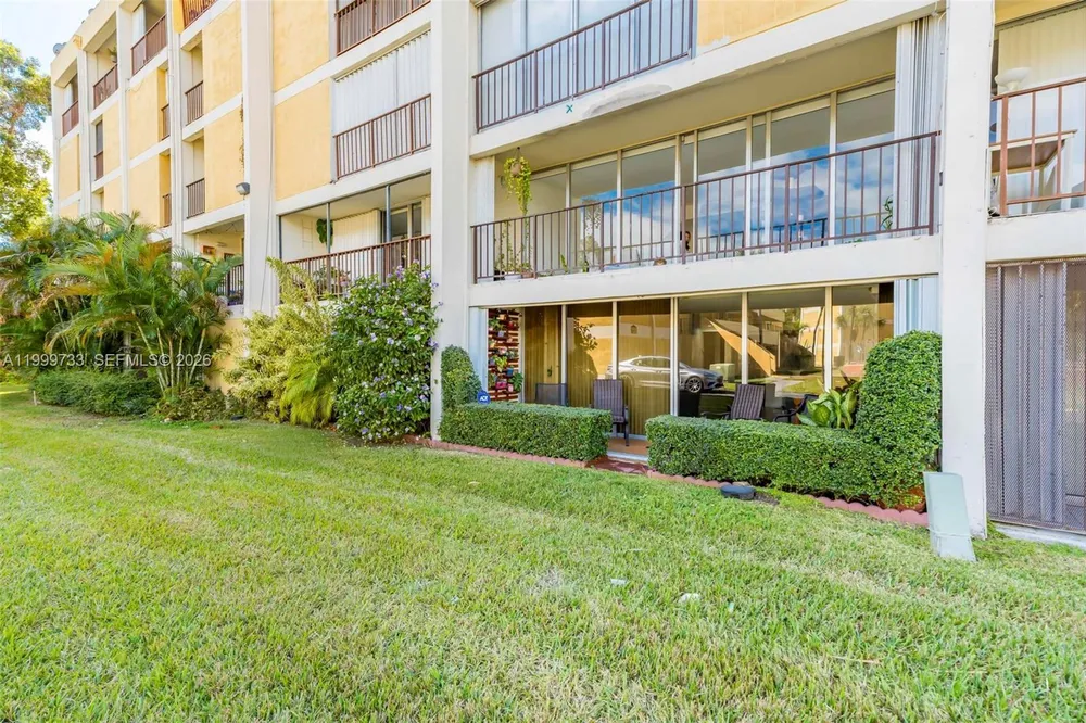 9210 Fontainebleau Blvd, Miami, FL 33172