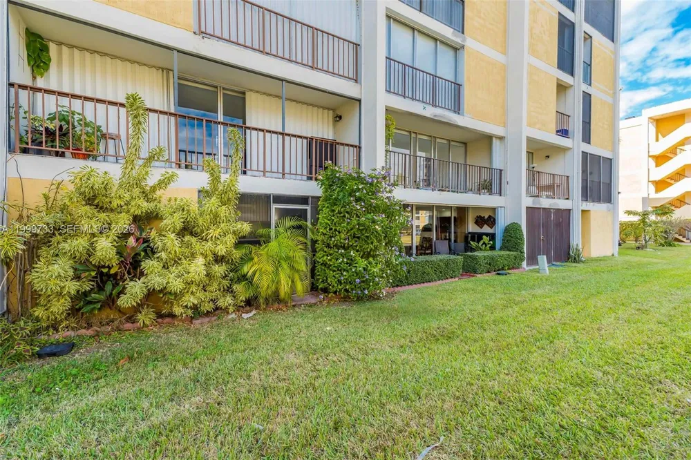 9210 Fontainebleau Blvd, Miami, FL 33172