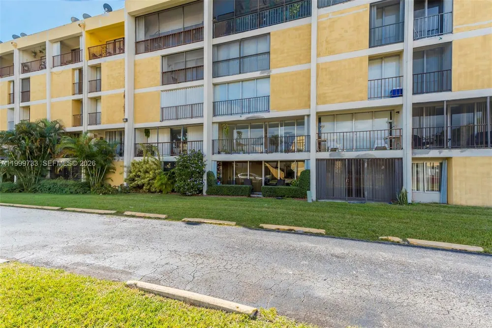 9210 Fontainebleau Blvd, Miami, FL 33172