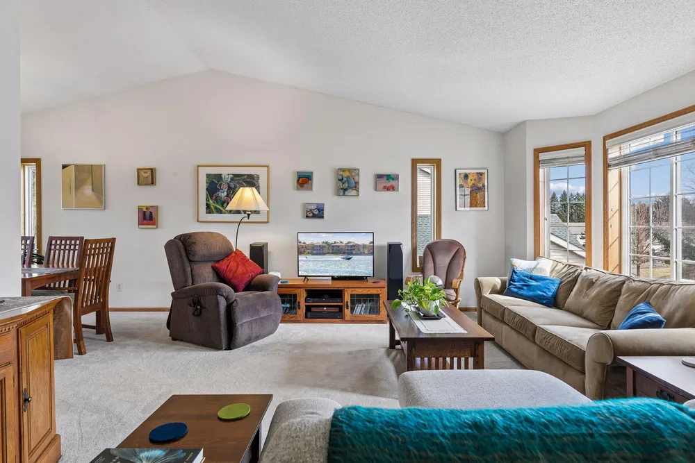 355 Parkview Ln S, Maplewood, MN 55119