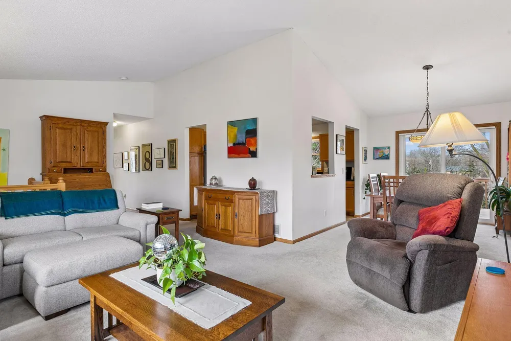 355 Parkview Ln S, Maplewood, MN 55119