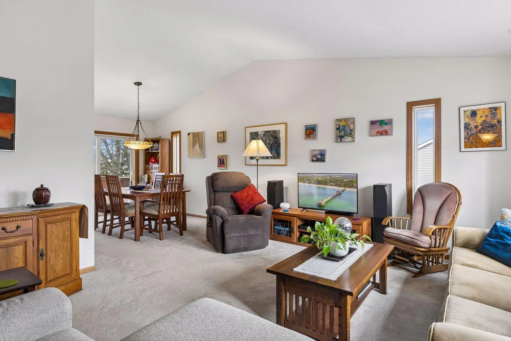 355 Parkview Ln S, Maplewood, MN 55119