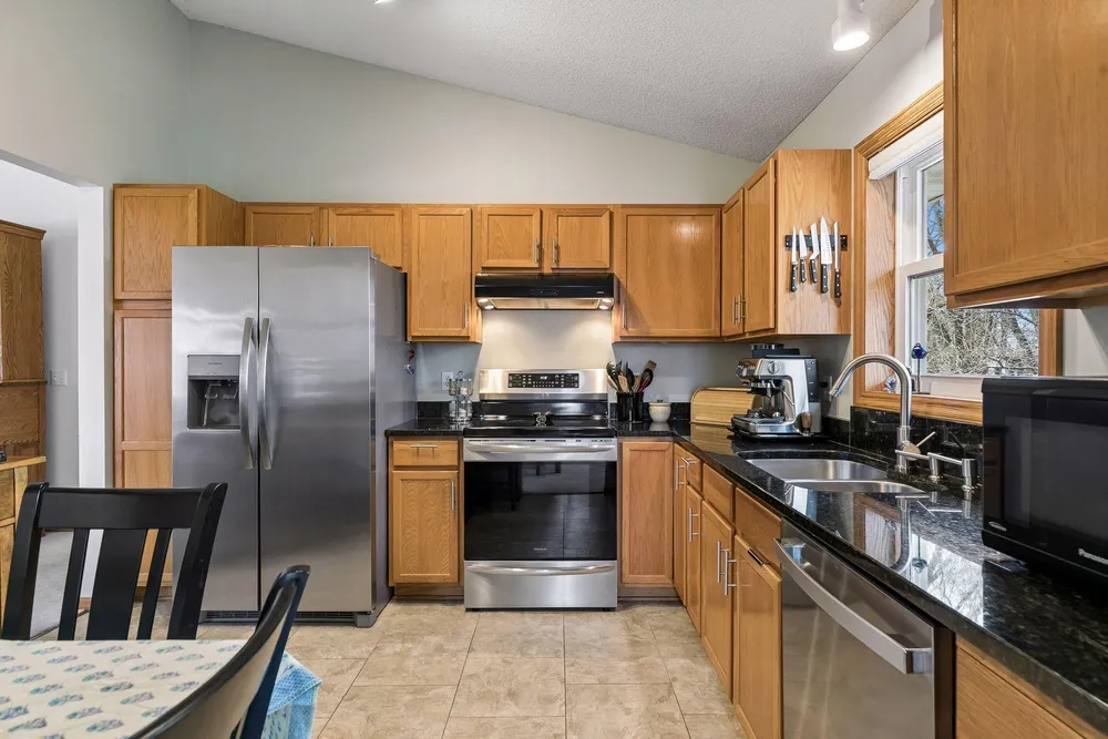 355 Parkview Ln S, Maplewood, MN 55119
