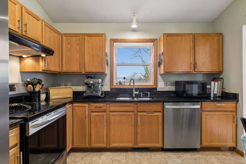355 Parkview Ln S, Maplewood, MN 55119