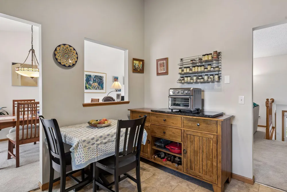 355 Parkview Ln S, Maplewood, MN 55119