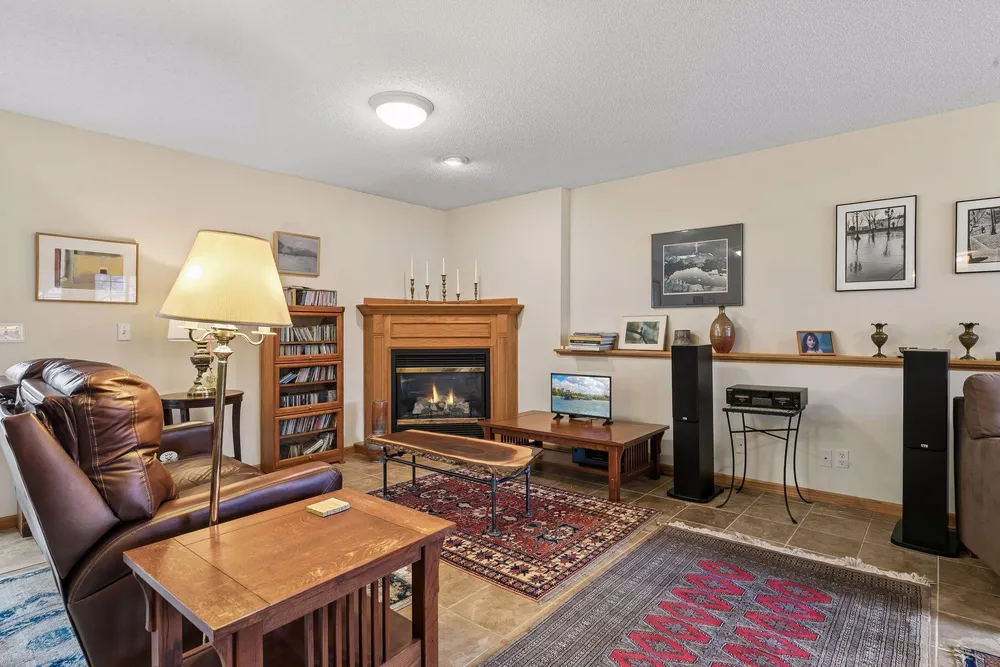355 Parkview Ln S, Maplewood, MN 55119