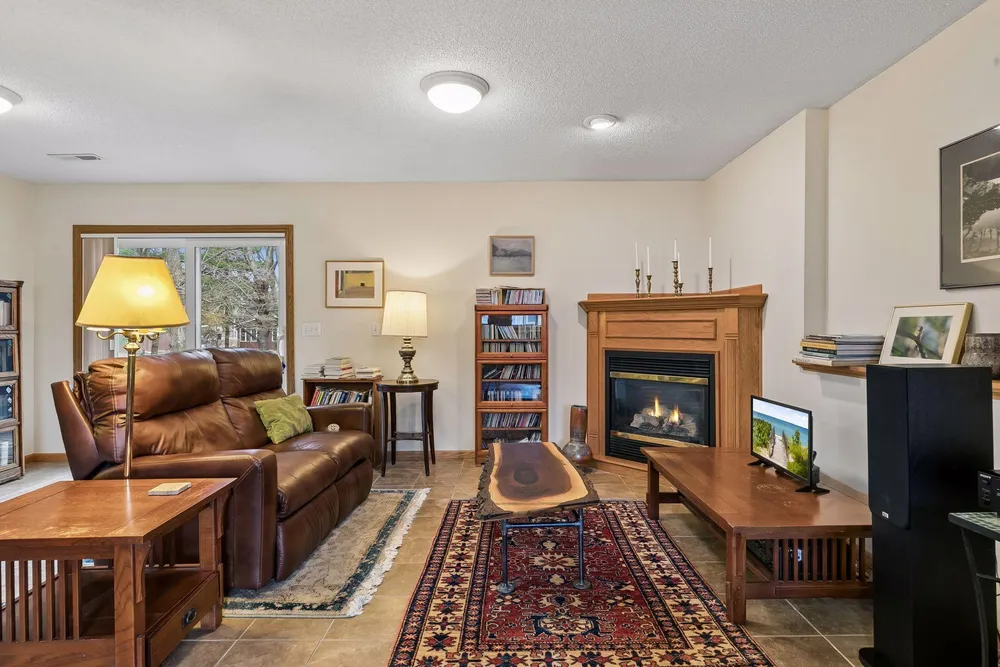 355 Parkview Ln S, Maplewood, MN 55119