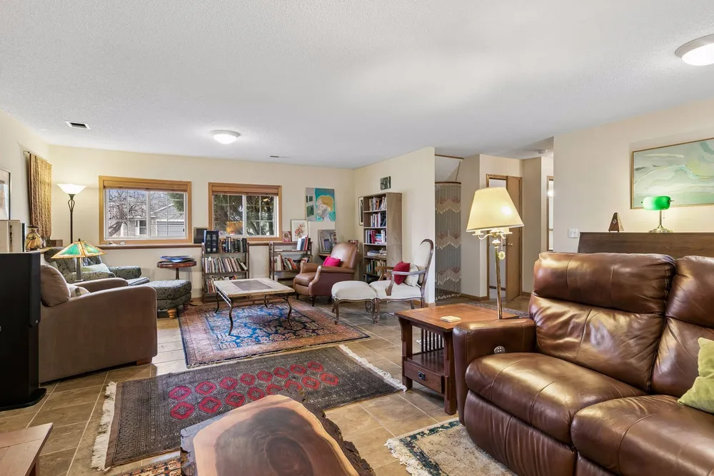 355 Parkview Ln S, Maplewood, MN 55119