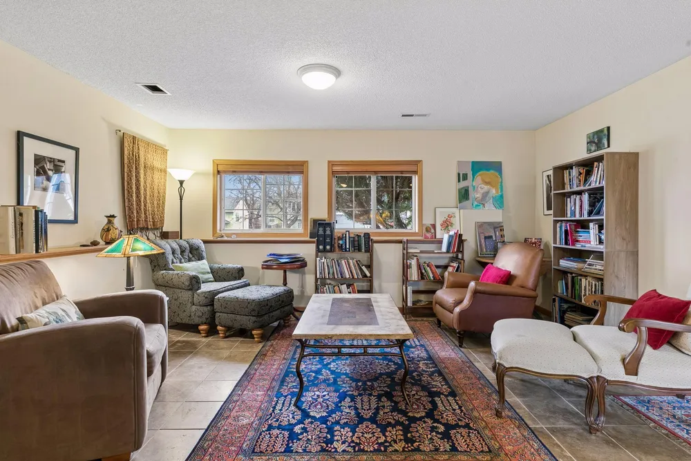 355 Parkview Ln S, Maplewood, MN 55119
