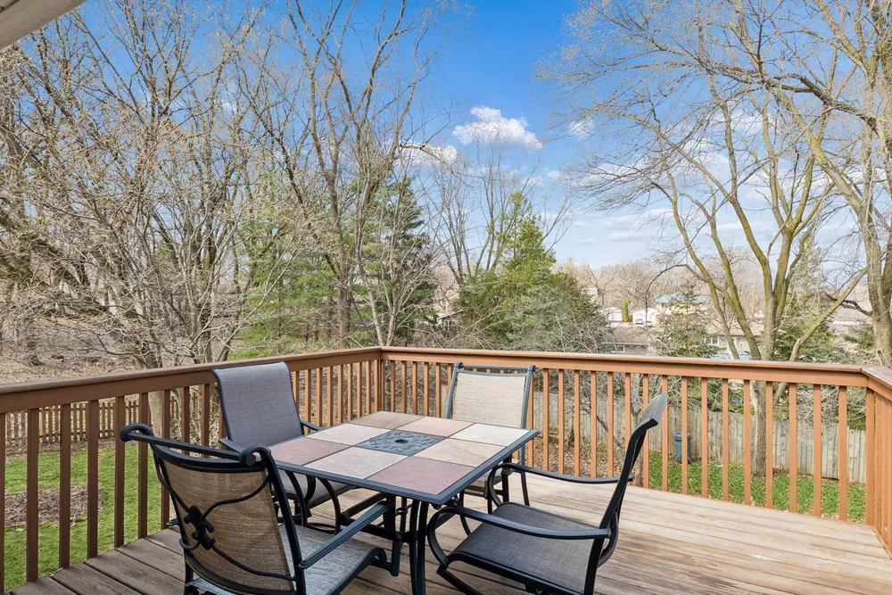 355 Parkview Ln S, Maplewood, MN 55119