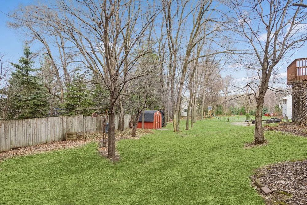 355 Parkview Ln S, Maplewood, MN 55119