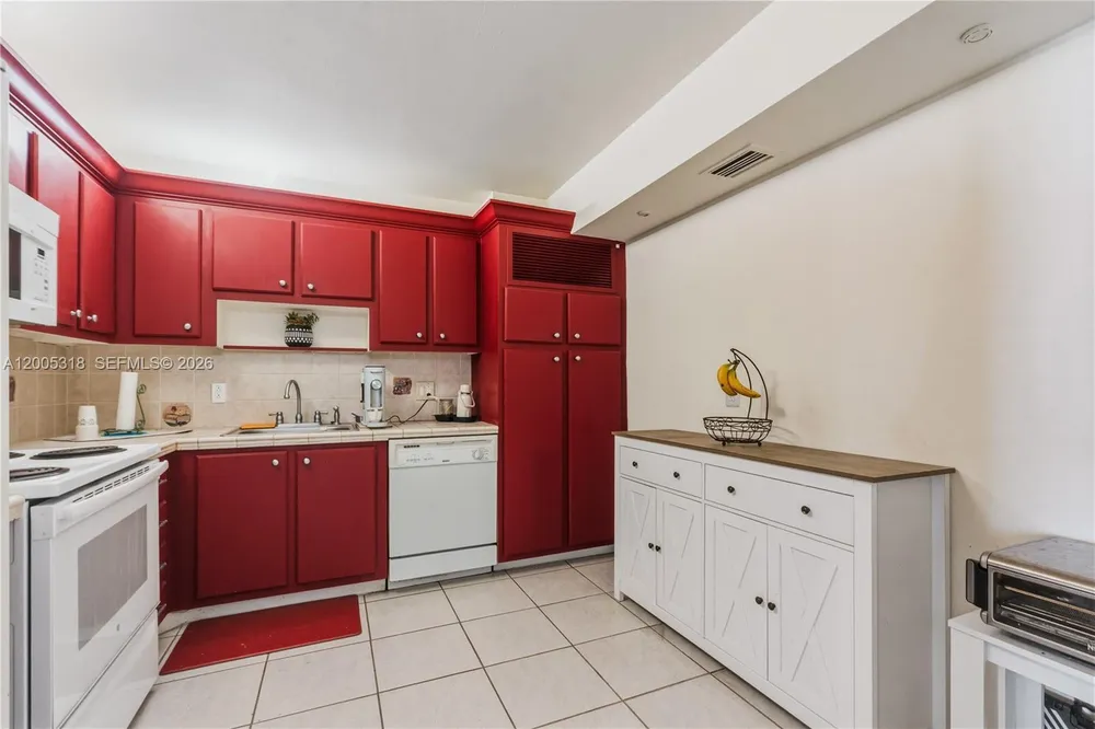 2851 NE 183rd St, Aventura, FL 33160