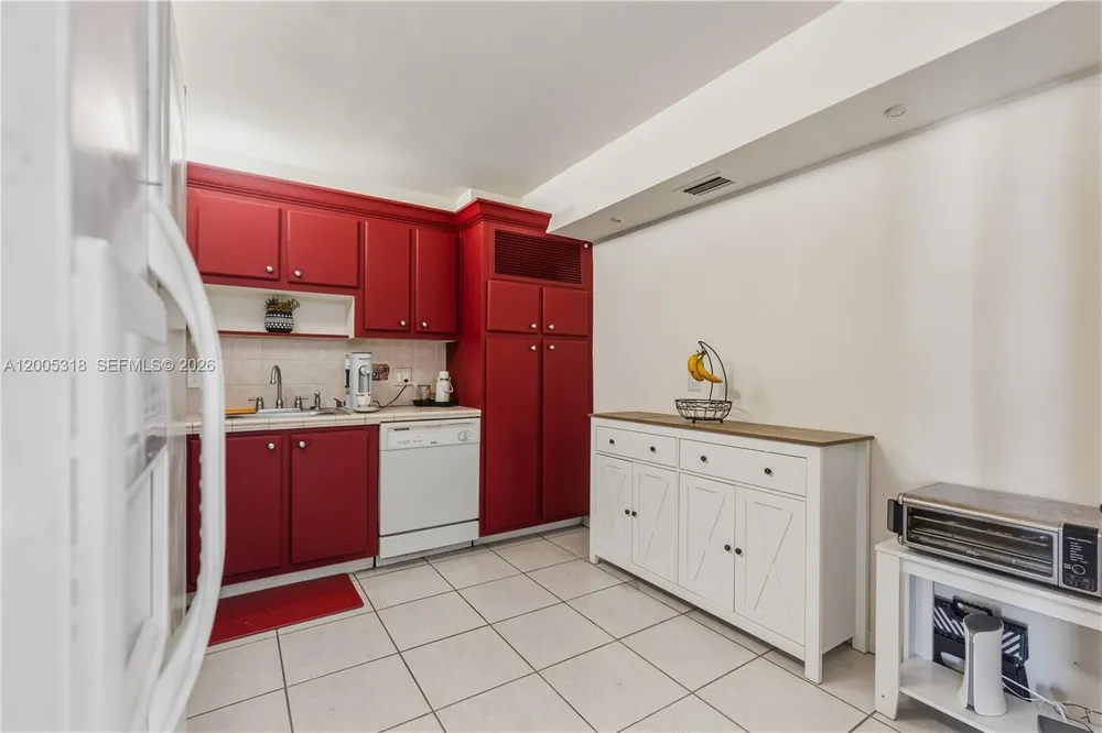 2851 NE 183rd St, Aventura, FL 33160