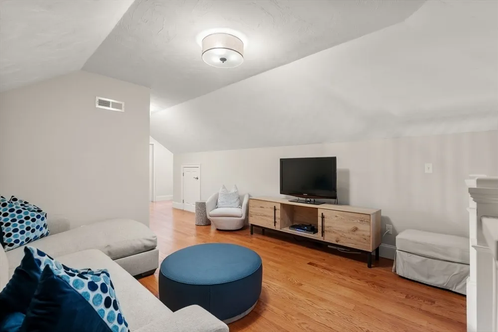 84 Glendale Rd, Needham, MA 02492