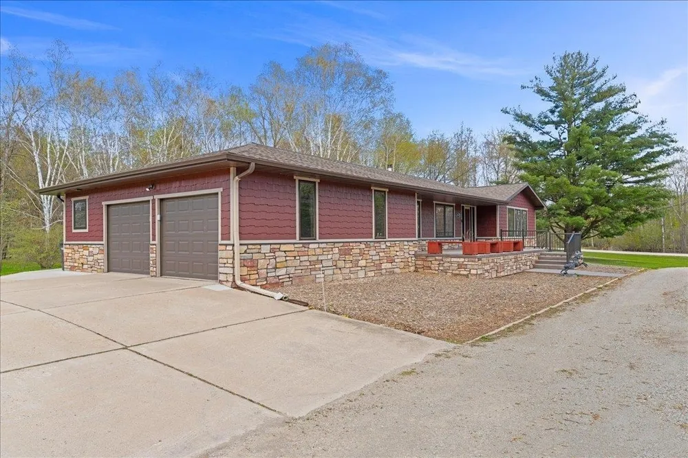 4482 Forest Rd, Oneida, WI 54155-9115