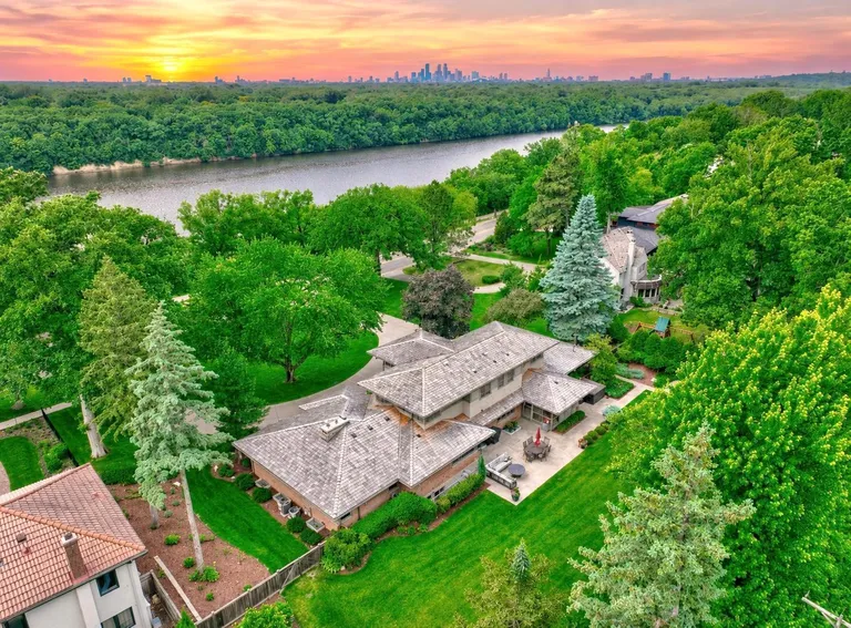 450 Mississippi River Blvd S, Saint Paul, MN 55105