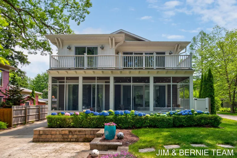 153 Elizabeth St, Saugatuck, MI 49453-9656