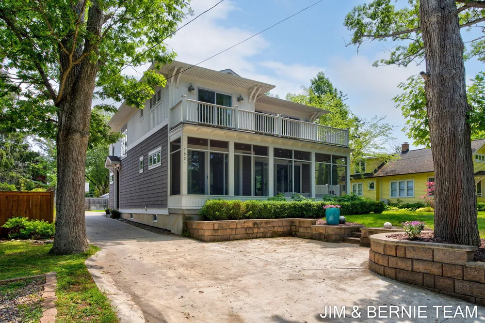 153 Elizabeth St, Saugatuck, MI 49453-9656