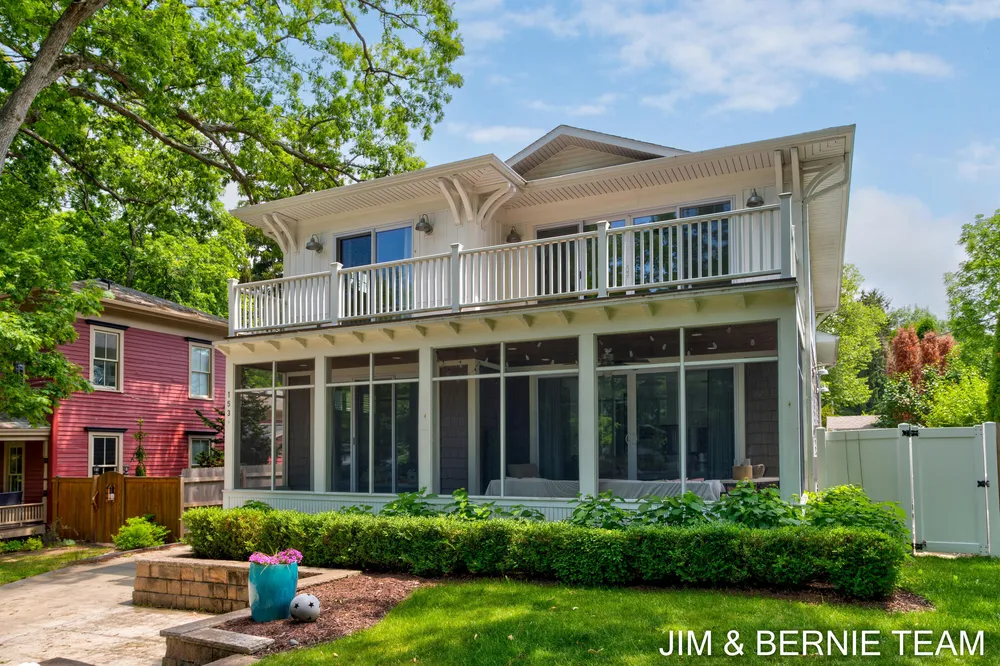 153 Elizabeth St, Saugatuck, MI 49453-9656