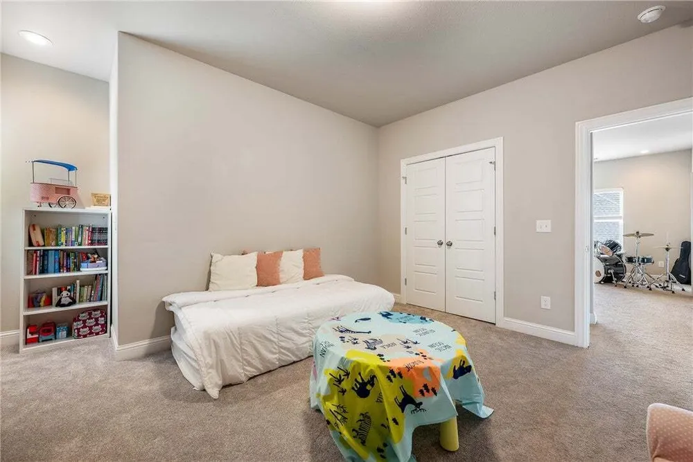 402 Birkshire Rd, Cave Springs, AR 72718